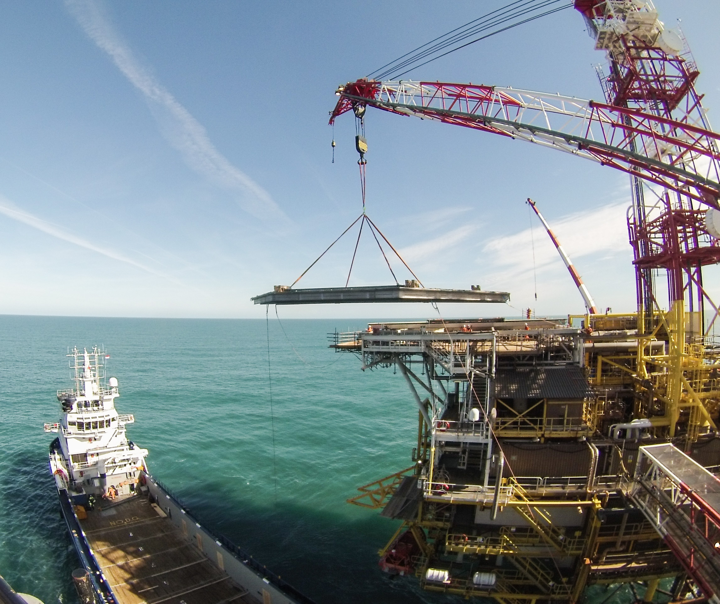 Offshore lifting helideck