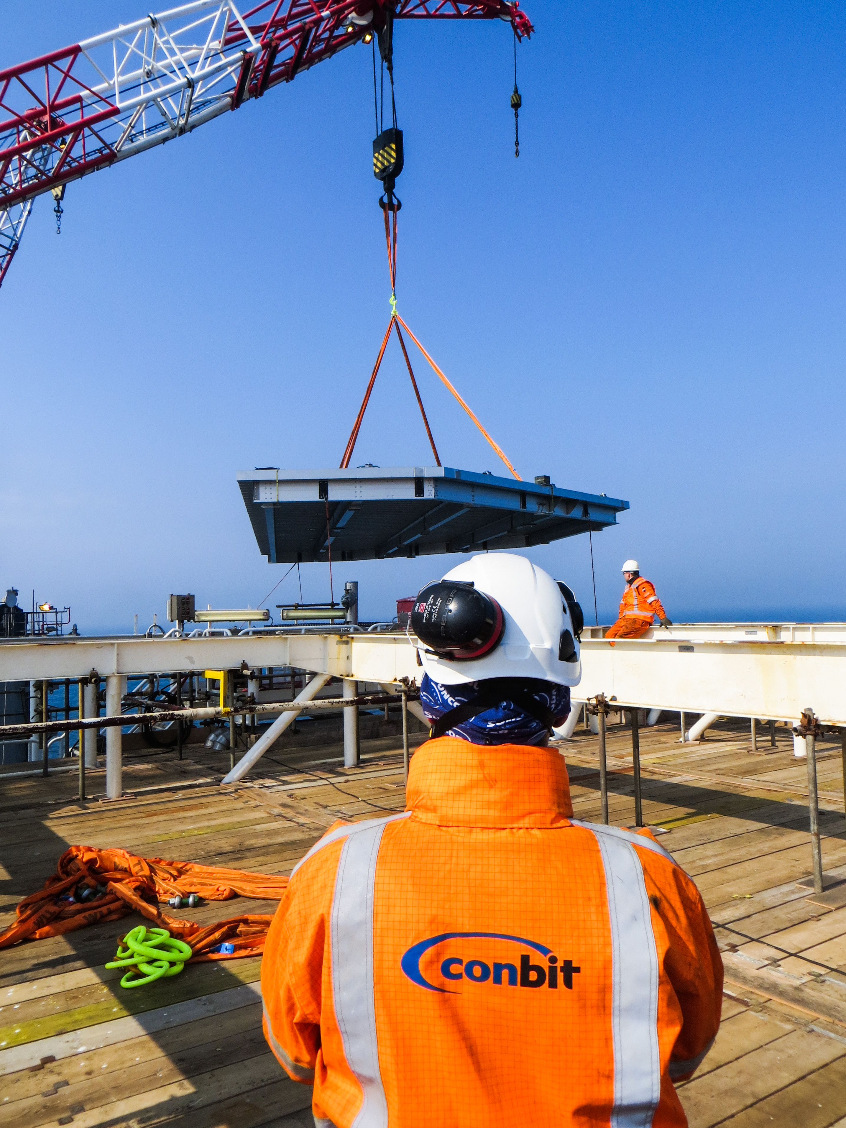 Offshore lifting helideck