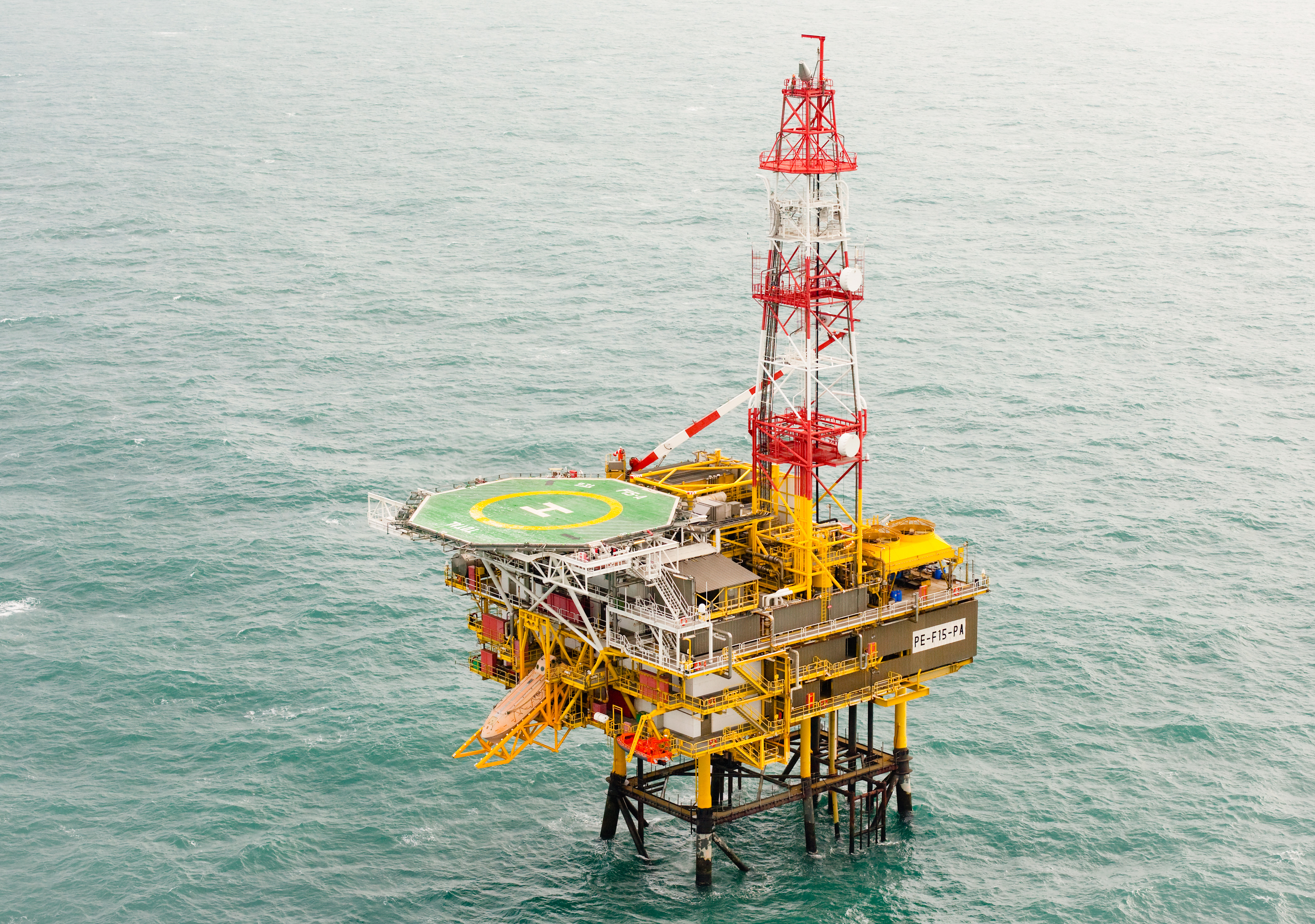 Offshore lifting helideck