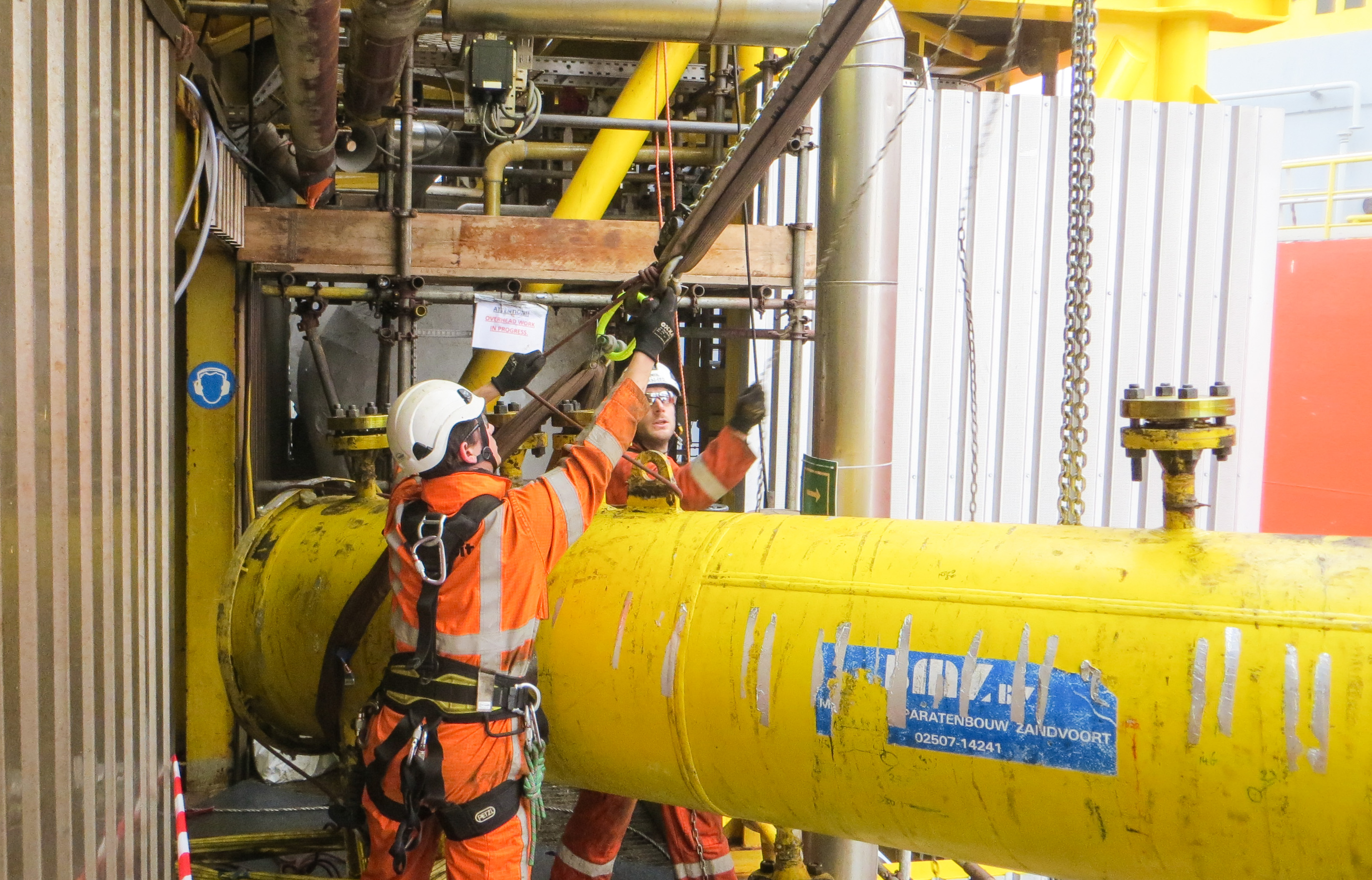 Offshore rigging - between deck