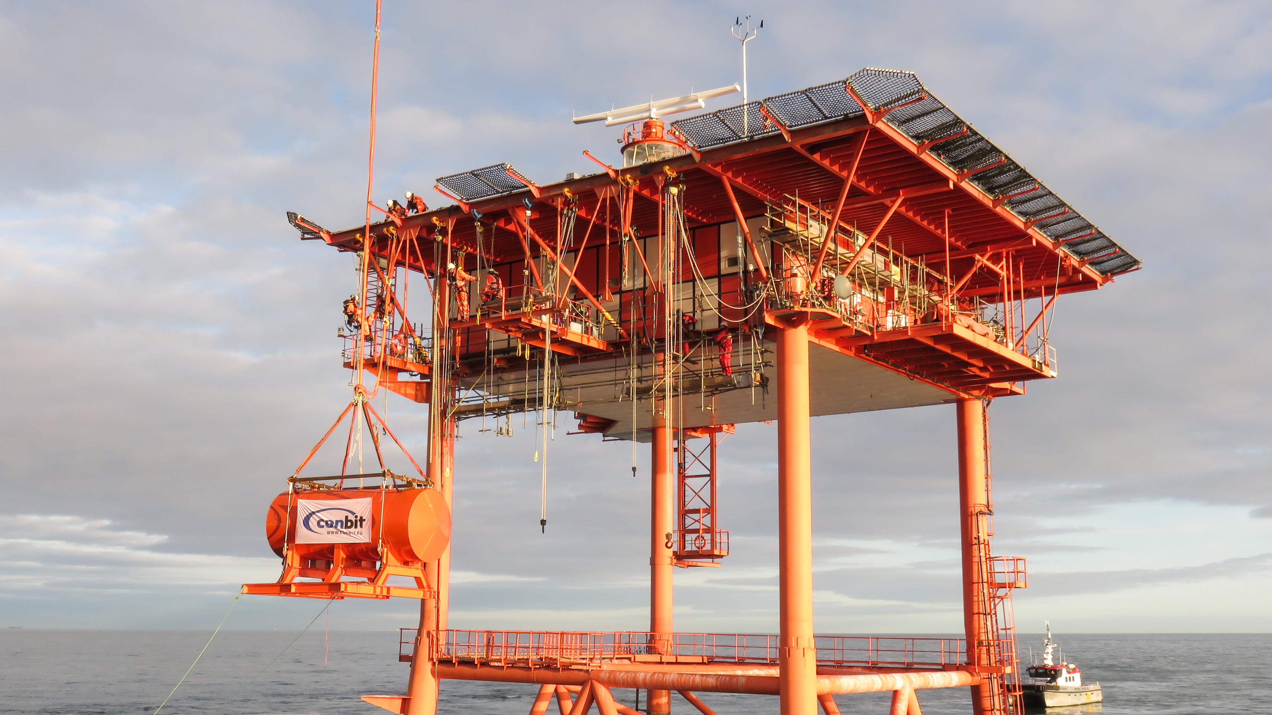 Below-deck lifting of container