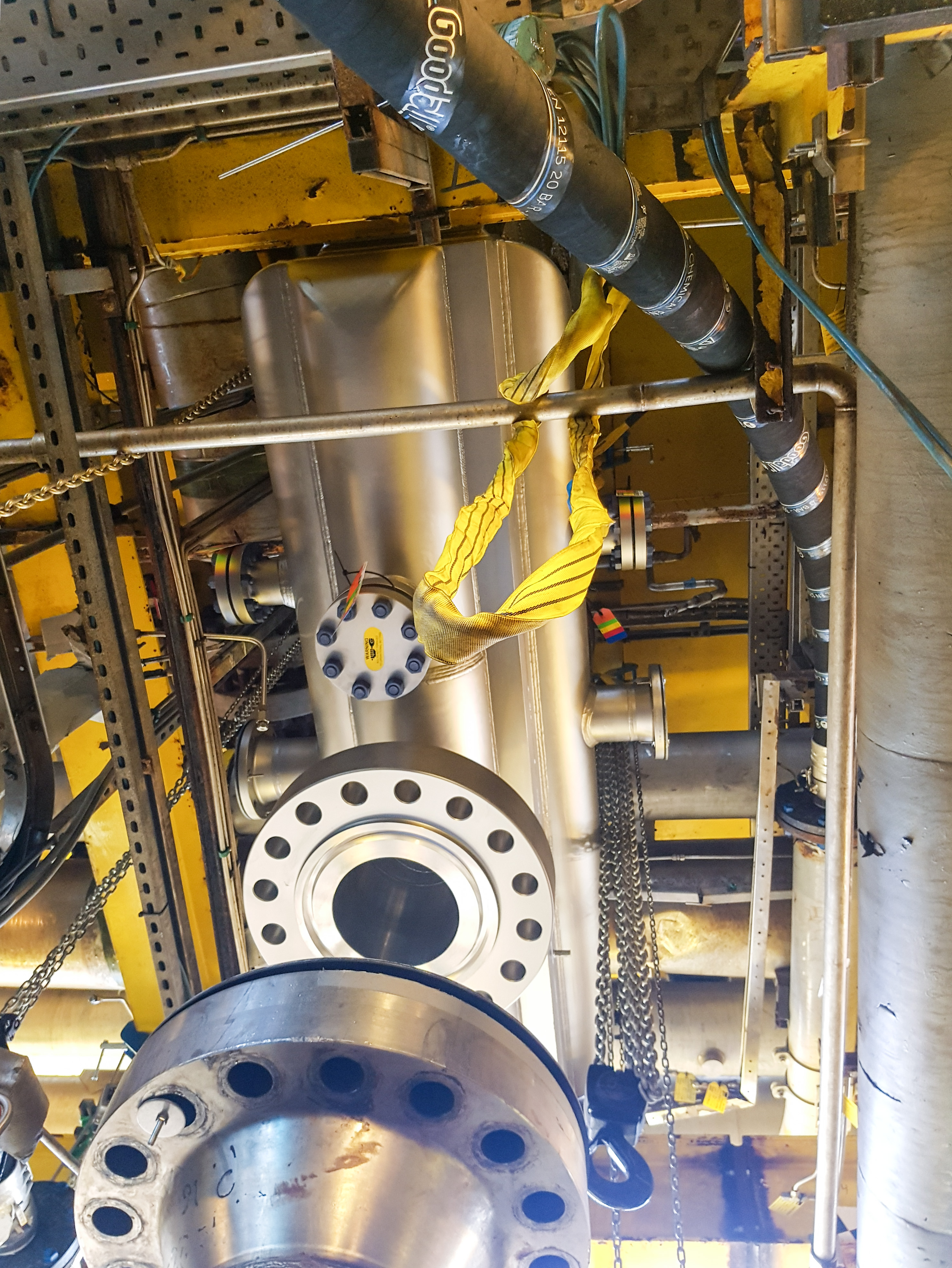 Lifting and Rigging of a cooler offshore